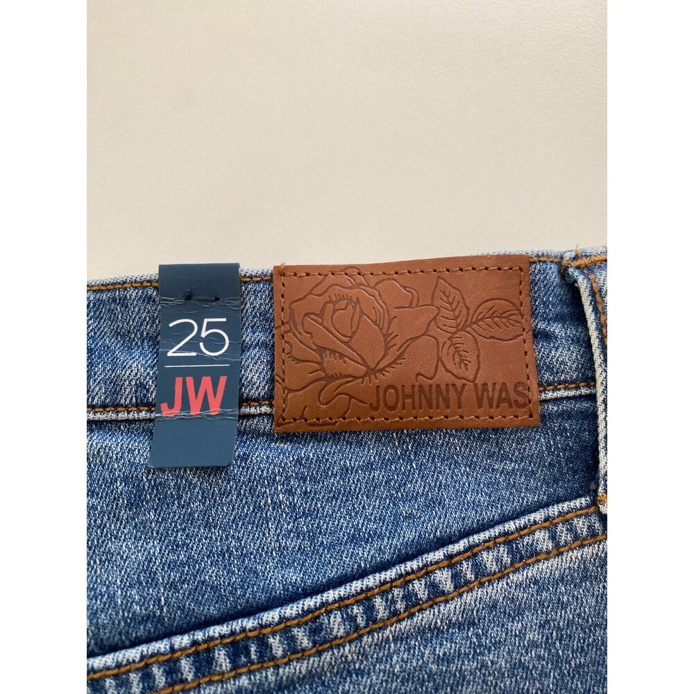 NEW JOHNNY WAS Jeanette Bermuda Short Medium Wash - Picture 4 of 9